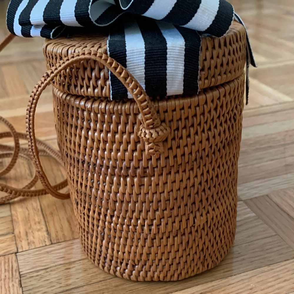 RETAIL $195 Basket Purse Natural Root Hand-Woven Custom Shell & Bow Accent - Picture 9 of 15